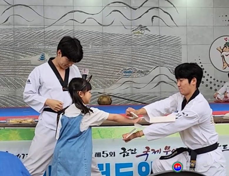 기사 2025.09.29.(월) 1-7 사진 7_제43회 금산세계인삼축제 및 제5회 금산국제무예올림피아드 관람객 어린이가 격파를 하고 있다. .jpg