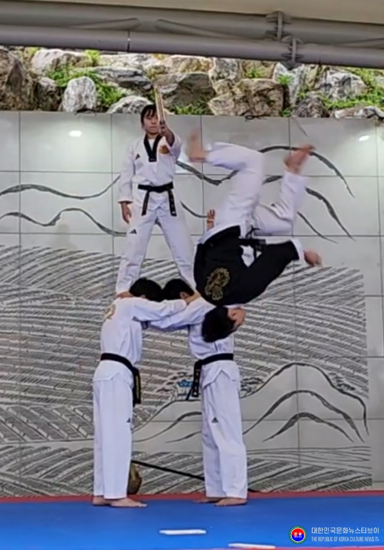기사 2025.09.29.(월) 1-6 사진 3. 경희대학교 태권도시범단이 금산인삼엑스포 특설무대에서 시범을 하고 있다. .jpg