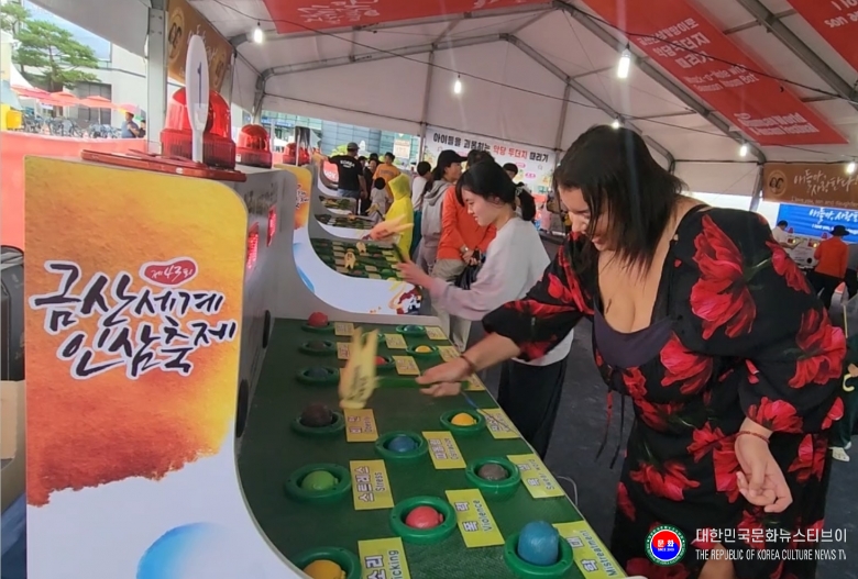 기사 2025.09.29.(월) 1-8 사진 8_ 제43회 금산세계인삼축메 및 제5회 금산국제무예올림피아드에 참가한 외국인이 두더지잡기 게임을 하고 있다..jpg