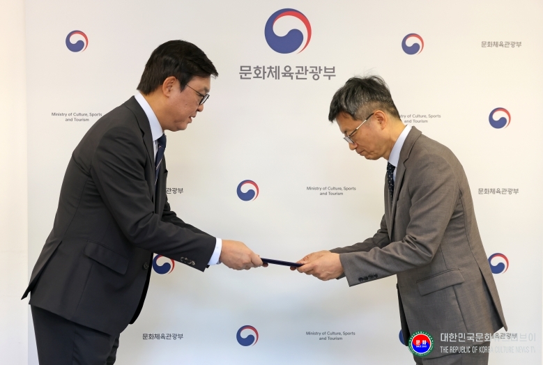 기사 2026.10.03.(토) 3-2 사진 2_최휘영 장관 국립박물관문화재단 이사장 임명장 수여 .jpg
