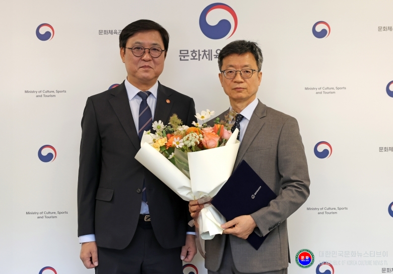 기사 2026.10.03.(토) 3-1 사진 1_최휘영 장관 국립박물관문화재단 이사장 임명장 수여.jpg