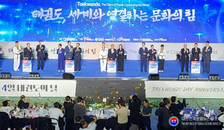 기사 2025.09.05.(금) 3-7  사진 7. 2025년 태권도의 날 LED 퍼포먼스 후 기념촬영  .jpg