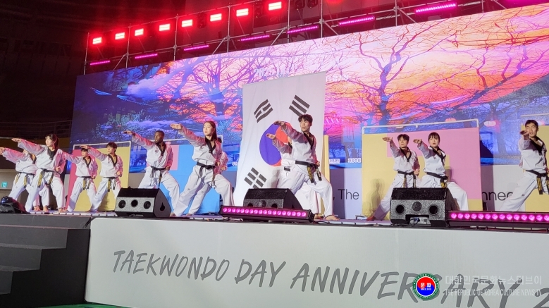 기사 2025.09.05.(금) 3-2  사진 2. 세계태권도연맹 시범단이 축하 공연을 하고 있다..jpg