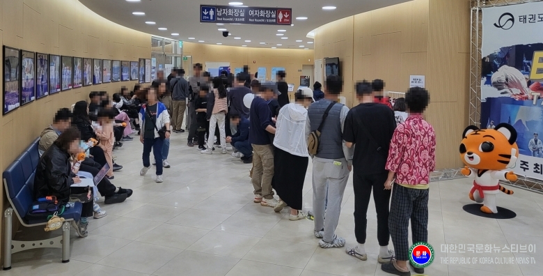 기사 2026.01.13.(화) 1-2 사진 2 사진 2 태권도원 상설공연 관람을 위해 입장을 기다리고 있다.jpg