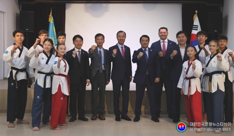 기사 2025.09.10.(수) 1-1 사진 1. 카자흐스탄 전시 개막식 기념촬영 하고 있다.jpg