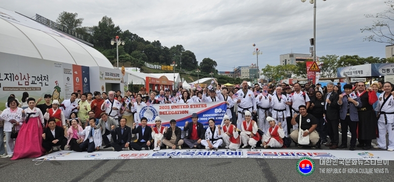 기사 2025.09.20.(토) 1-3 사진 3 제5회 금산국제무예올림피아드 참가자들이 기념 촬영을 하고 있다. .jpg