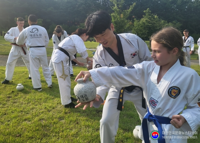 기사 2026.02.03.(화) 3-2 사진 2. 호주 수련생들이 태권도원 전통무예수련장에서 수련을 하고 있다.jpg