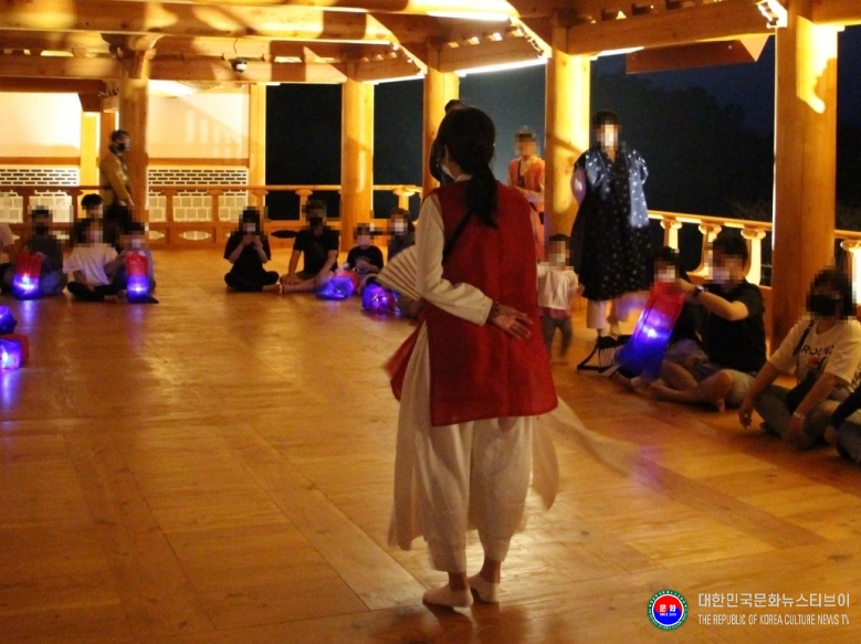 기사 2026.02.03.(화) 3-3 사진 3. _태권도원 야행_ 참가자들이 명인관(태권루)에서 프로그램에 대해 설명을 듣고 있다.jpg