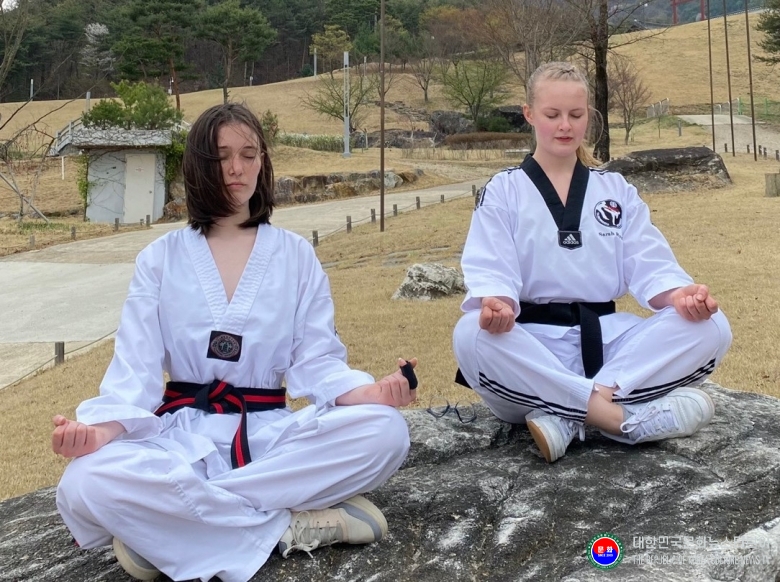 기사 2026.02.03.(화) 3-1 사진 1. 독일 수련생들이 태권도원 전통무예수련장에서 명상 수련을 하고 있다.jpg
