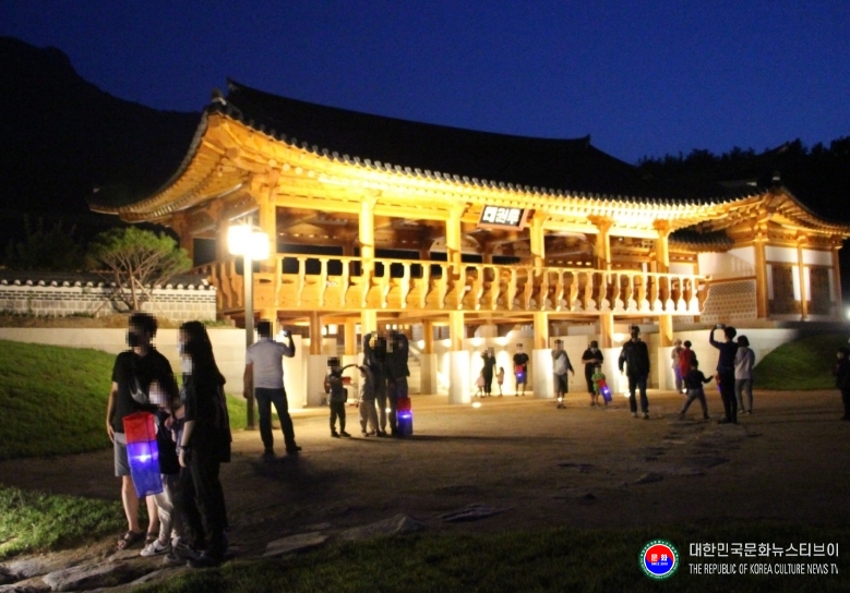 기사 2026.02.03.(화) 3-4  사진 4. _태권도원 야행_ 참가자들이 태권전과 명인관 일대에서 가족별 기념촬영을 하고 있다.jpg