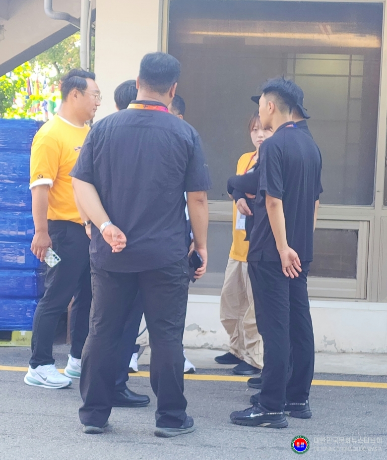 기사 2026.08.02.(일) 1-3 사진 3_2026 세계태권도한마당 관계자들이 김정록 대 1인시위에 대한 대책을 논의하고 있는 모습  .jpg