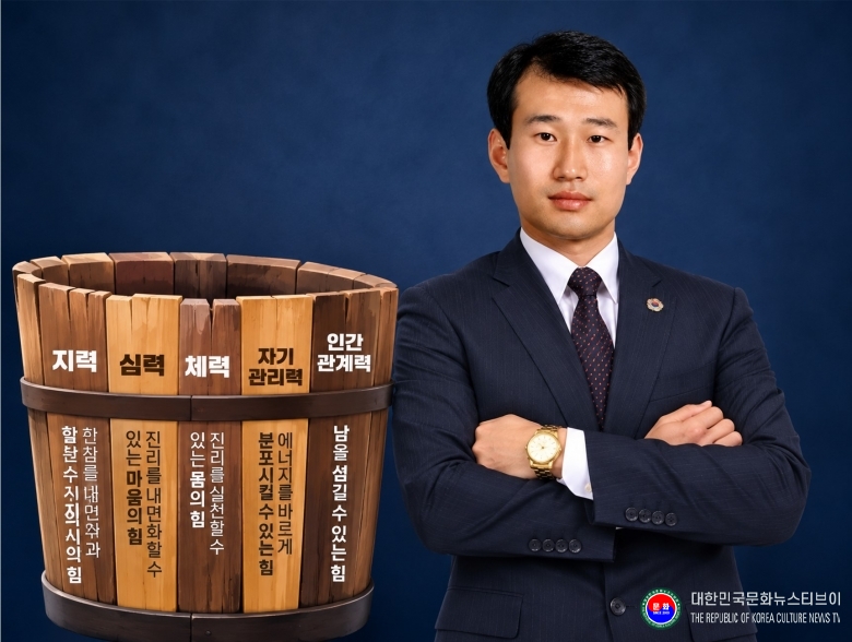 기사 2026.08.03.(월) 1-5 사진 5_김정록 대표 _정장_군청색 배경_팔장깐 자세__ROKNTV 한국뉴스티브이 The Republic of Korea News TV Broadcast .jpg
