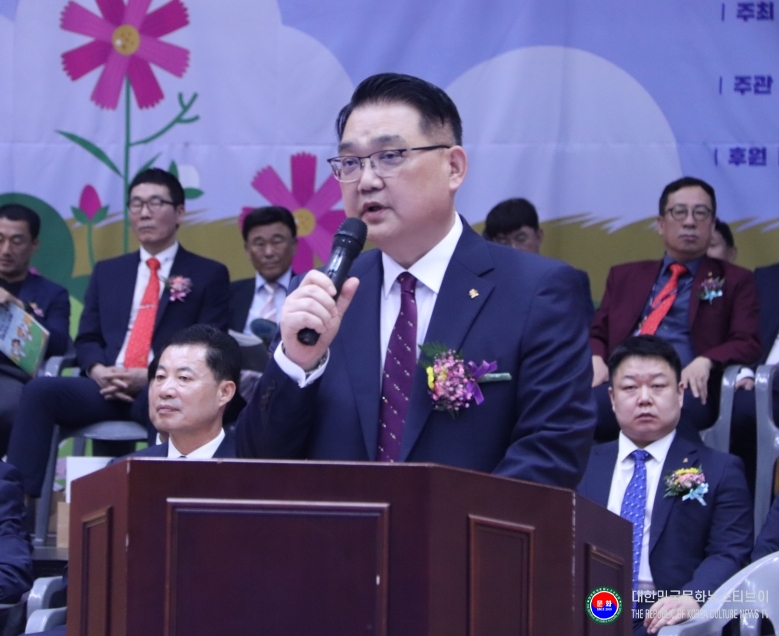 기사 2025.09.05.(금) 10-1  사진  김평 경기도태권도협회장이 제25회 경기도지사기 태권도대회에서 대회사를 하고 있다. .JPG