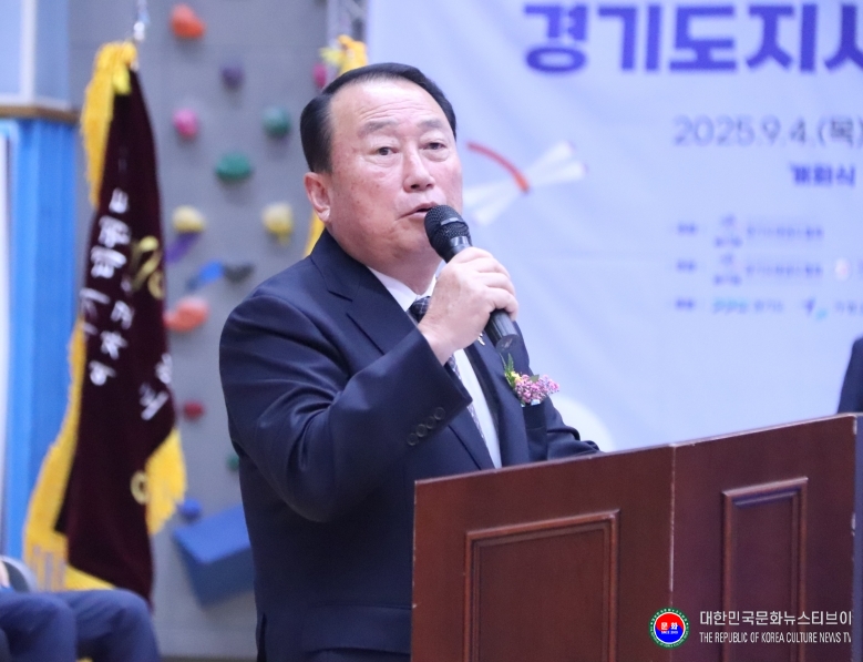기사 2025.09.05.(금) 11-3  사진  지영기 경기도 가평군체육회 회장이 제25회 경기도지사기 태권도대회에서 축사를 하고 있다. .JPG