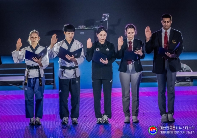 기사 2026.09.15.(화) 7-9  사진 9. 춘천 2026 세계계태권도품새선수권대회 개막식_선수 및 심판 선서 .JPG