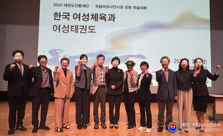 기사 2025.09.26.(금) 1-1 사진 1 학술대회 주요 참석자 기념촬영 .jpg