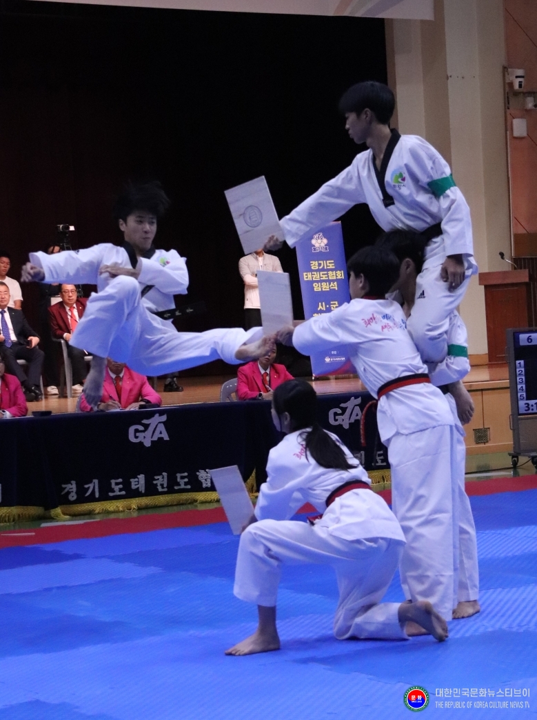 기사 2025.09.27.(토) 2-5 사진 5_제36회 경기도생활체육대축전, 태권도경기 1일차 종합시범 공연 모습 .JPG