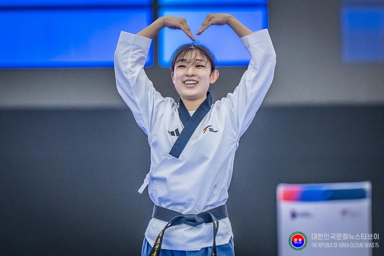 기사 2026.09.17.(목) 1-2 사진 2 춘천 2026 세계태권도품새선수권대회-장한솔 우승 세레모니.jpg