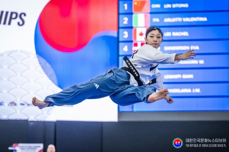 기사 2026.09.17.(목) 1-1 사진 1 춘천 2026 세계태권도품새선수권대회_여가17세 이상부분 우숭자 장한솔의 경연.jpg