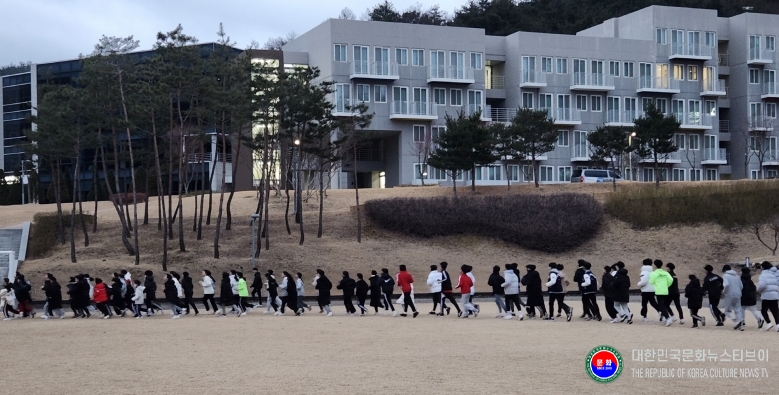 기사 2026.02.18.(수) 1-4 사진 전북 무주군 태권도원 잔디운동장에서 태권도 전지훈련을 하는 모습  .JPG