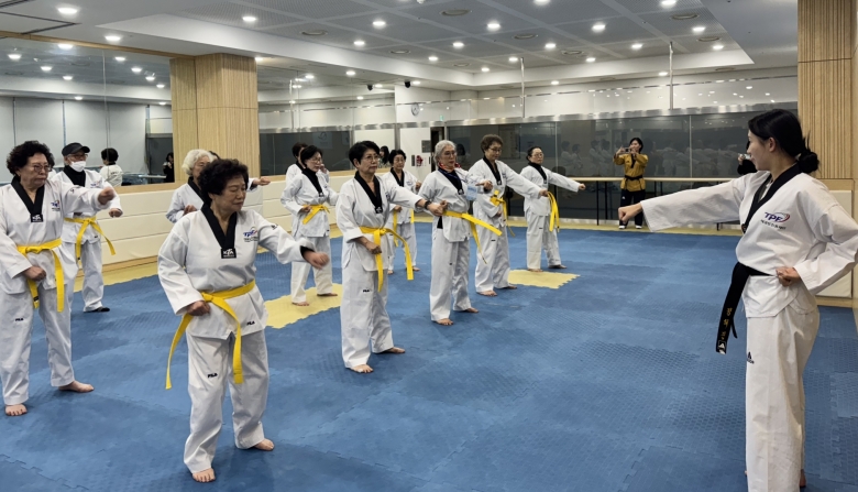 기사 2026.02.19.(목) 1-2 사진2 2025년 우수단체에 선정된 서울 서대문 노인 종합복지관 참여 어르신들이 태권도원에서 태권도 수련을 하고 있다(장소 태권도원 중수련실).jpeg
