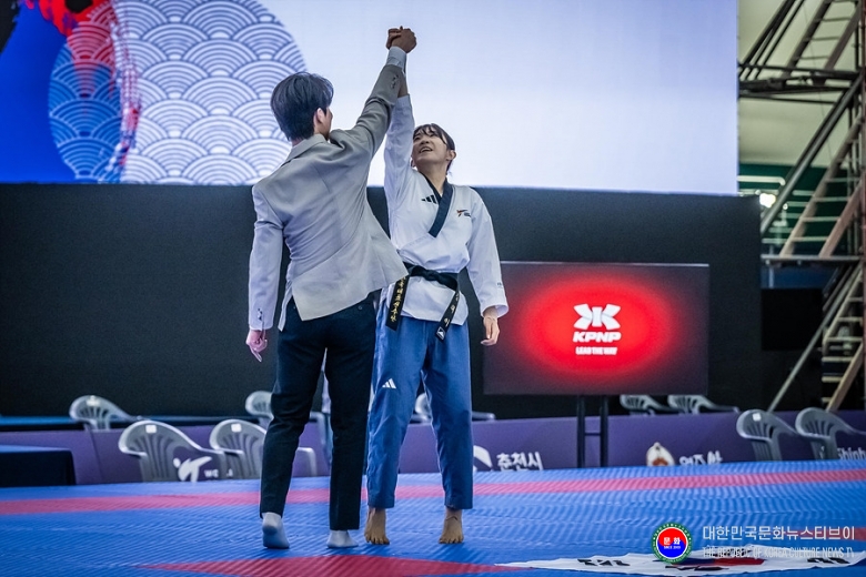 기사 2026.09.18.(금) 2-2 사진 2_춘천 2026 세계태권도품새선수권대회_자유품새 under 17세 김태이의 우승세레모니.jpg