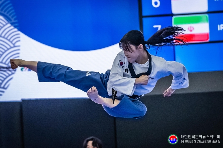 기사 2026.09.18.(금) 2-1 사진 1_춘천 2026 세계태권도품새선수권대회_자유품새 under 17세 김태이 경연.jpg