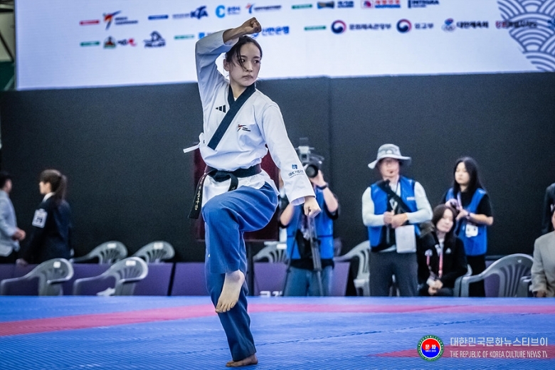 기사 2026.09.19.(토) 1-1 사진 1_춘천 2026 세계태권도품새선수권대회_여자 under30 이주영의 결승 경연_02.jpg