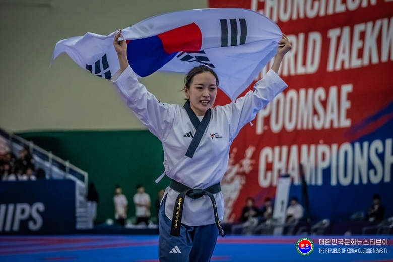 기사 2026.09.19.(토) 1-2 사진 2_춘천 2026 세계태권도품새선수권대회_이주영의 우승 세레모니.jpg