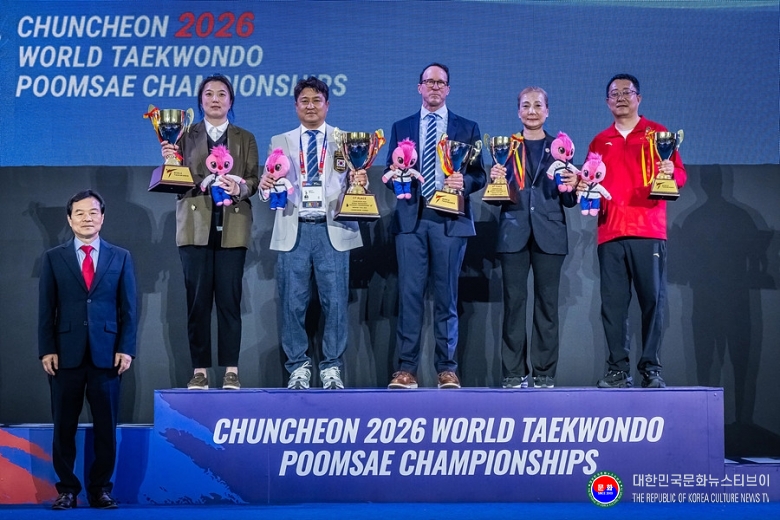 기사 2026.09.20.(일) 1-1 사진 1_춘천 2026 세계태권도품새선수권대회_양진방 WT 세계태권도연맹 부총재와 종합우승한 한국팀(왼쪽 두번째).jpg