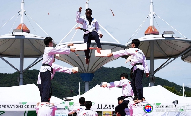 기사 2026.09.17.(목) 2-5 사진 5_세계태권도품새선수권대회, UN 세계평화의날 기념 2026 춘천평화걷기_WT 세계태권도연맹 태권도 시범단 공연 모습.jpg