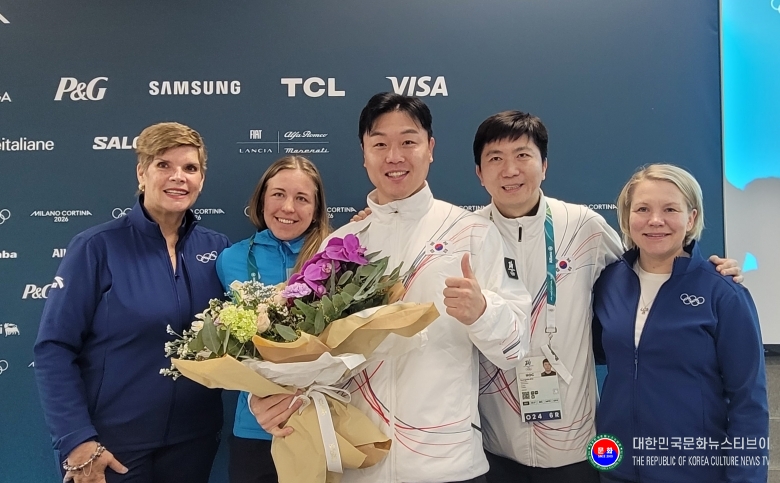 기사 2026.02.20.(금) 4-3 사진 3_(왼쪽부터)니콜 호에베르츠(Nicole Hoevertsz) 선거관리위원장, 요한나 타리함(Johanna Talih？rm) 당선인(에스토니아 바이애슬론), 원윤종 당선인, 유승민 대한체육회장, 엠마 테르호(Emma Terho) 선수위원장.jpg