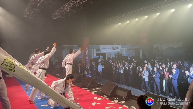 기사 2026.09.21.(월) 3-3  사진 3 2026.09.18. 일본 나고야 코리아하우스 개관식에서 태권도 시범을 펼치고 있다.jpg