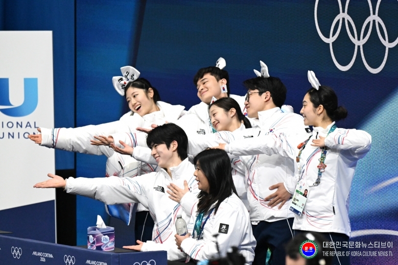 기사 2026.02.23.(월) 1-3 사진 3_ 2026 밀라노코르티나동계올림픽대회 대한민국 피겨 단체 사진.jpg