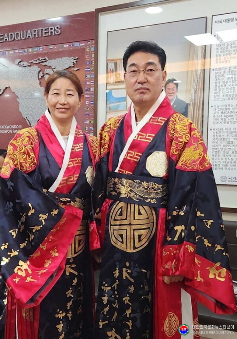 기사 2025.10.14.(화) 1-1  사진 1_ 오성박사태권도장 김상래,김양우 부부 관장이 2025년도 제3차국기원 고단자 심사에서 9단 승단 후 기념 촬영을 하고 있다. .jpg