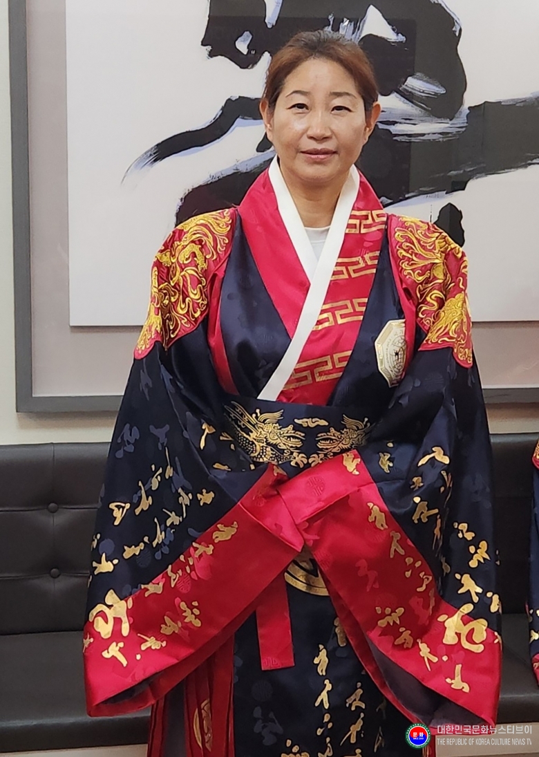 기사 2025.10.14.(화) 1-2  사진 3_ 오성박사태권도장 김양우 관장이 2025년도 제3차국기원 고단자 심사에서 9단 승단 후 기념 촬영을 하고 있다. .jpg