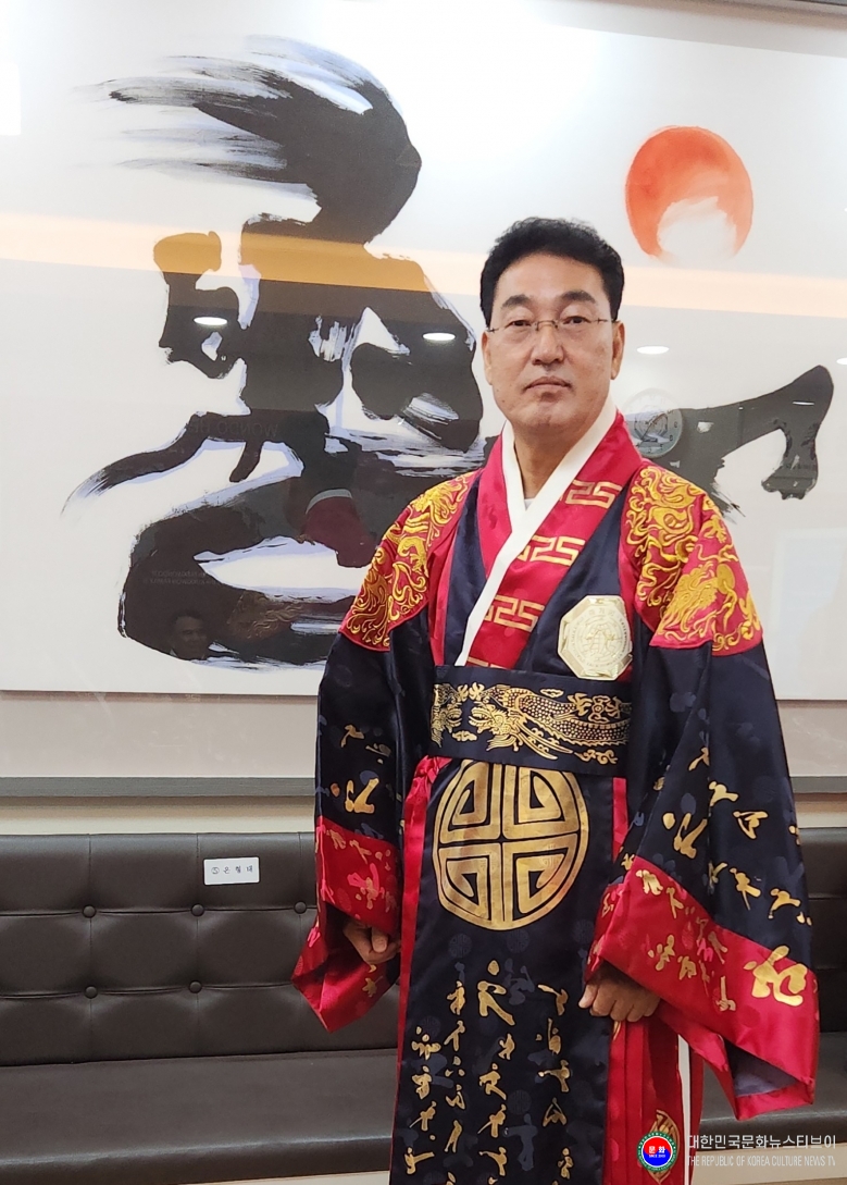 기사 2025.10.14.(화) 1-2  사진 2_ 오성박사태권도장 김상래 관장이 2025년도 제3차국기원 고단자 심사에서 9단 승단 후 기념 촬영을 하고 있다. .jpg