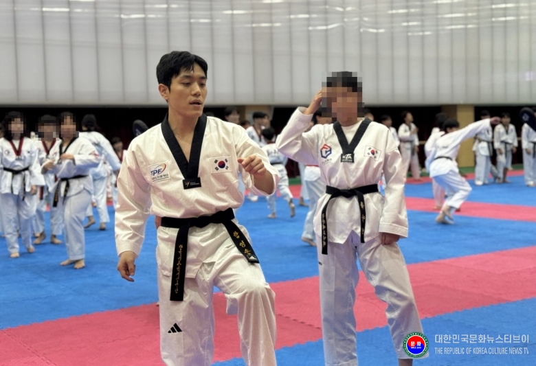 기사 2025.10.21.(화) 1-2  사진 2 태권한류와 함께 하는 태권도원 캠프 태권도 지도 .jpg