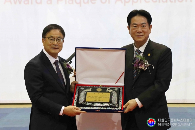 기사 2025.11.06.(목) 1-3  사진 3_ 윤웅석 국기원장이 이동섭 전 국기원장에게 감사패를 전달하고 기념촬영을 하고 있다. .jpg