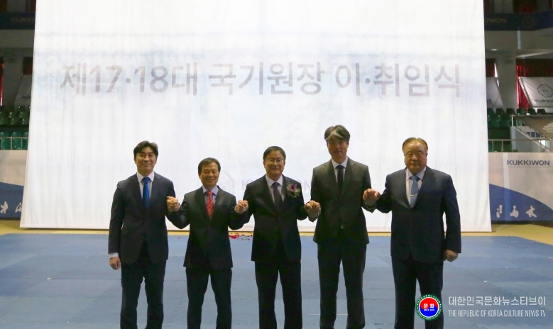 기사 2025.11.06.(목) 1-4  사진 4_ 사진은 왼쪽부터 서정강 세계태권도연맹 사무총장, 양진방 대한태권도협회 회장, 윤웅석 국기원장, 김중헌 태권도진흥재단 이사장, 김상진 아시아태권도연맹 회장. . .jpg