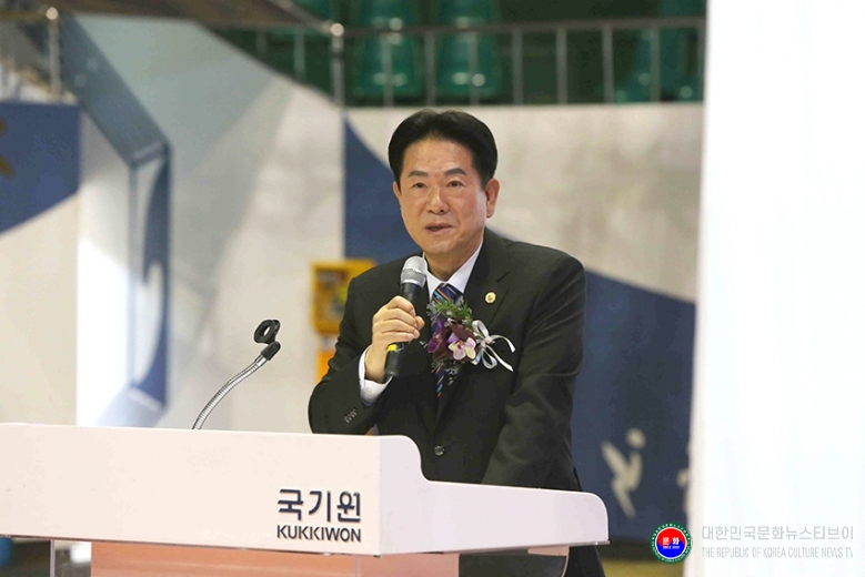 기사 2025.11.06.(목) 1-2  사진 2_이동섭 전 국기원장이 이임사를 하는 모습 .jpg