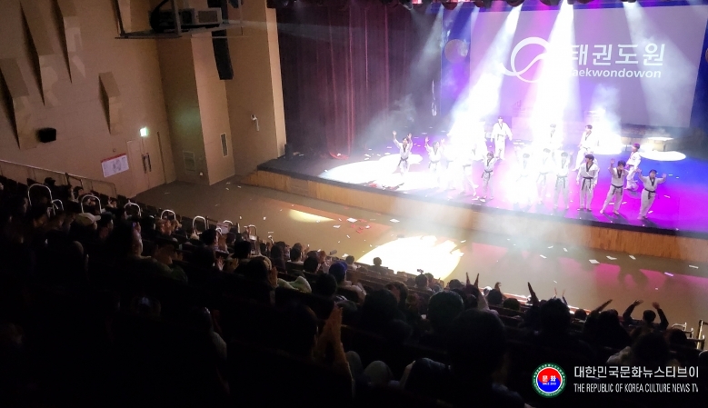 기사 2025.11.05.(수) 2-3 사진 3 태권도원 방문객들이 태권도원 상설공연이 펼치져는 티1(T1) 공연장을 가득 메우고 환호하고 있다.jpg
