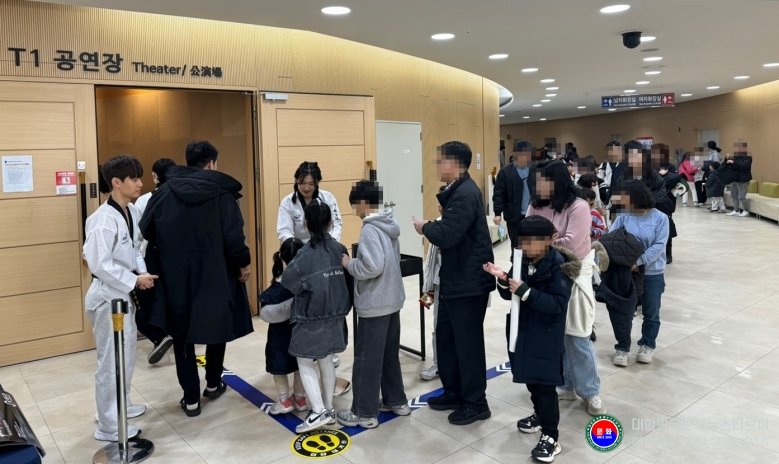 기사 2025.11.05.(수) 2-2 사진 2 태권도원 상설공연 관람을 위해 티1(T1) 공연장에 입장하고 있는 방문객들.jpg
