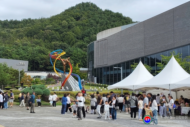 기사 2025.11.05.(수) 2-4 사진 4 2025년 추석 연휴 기간, 태권도원을 찾은 방문객들.jpg