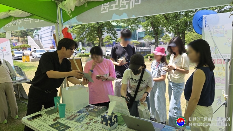 기사 2025.11.05.(수) 2-5 사진 5 무주반딧불축제와 연계한 태권도원 홍보.jpg