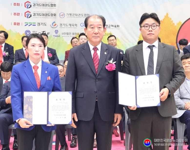 기사 2026.09.19.(토) 4-4 사진 4_대한태권도협회장상(양진방)_손희윤(기록분과 부위원장)_김현우(운천중학교 코치)_.JPG