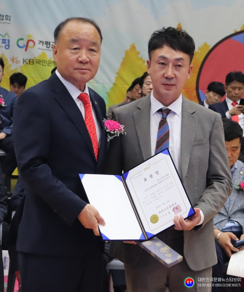 기사 2026.09.21.(월) 4-3 사진 3_ 김정록 수석 주필_태권도진흥재단 이사장상(김중헌)_문정섭(총무전산분과 부위원장).JPG