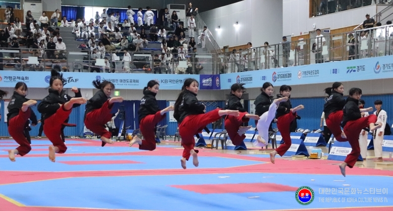 기사 2026.09.21.(월) 5-6 사진 6_남양주시태권도협회_시밤단이 식후행사로 시범 공연하고 있다_제26회 경기도지사기 태권도대회_개회식_경기도_가평군_한석본체육관.JPG