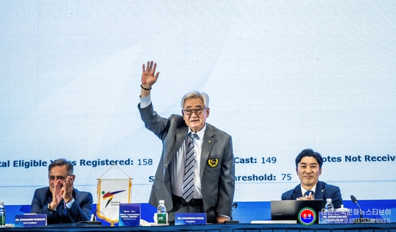 기사 2025.10.24.(금) 1-2 사진 2_총재선거에 재선한 조정원총재.jpg