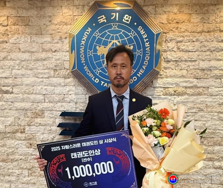 기사 2026.02.24.(화) 2-3 신승한 스페인 한스호랑이도장 관장 수상 수 기념 촬영 .jpg